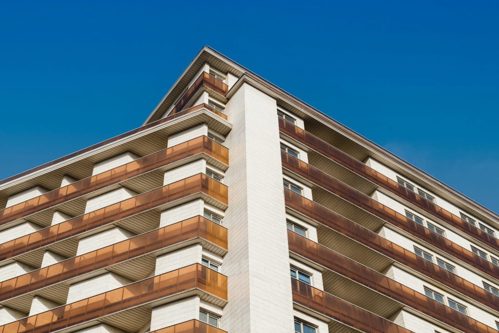 ein sehr hohes Gebäude mit vielen Fenstern